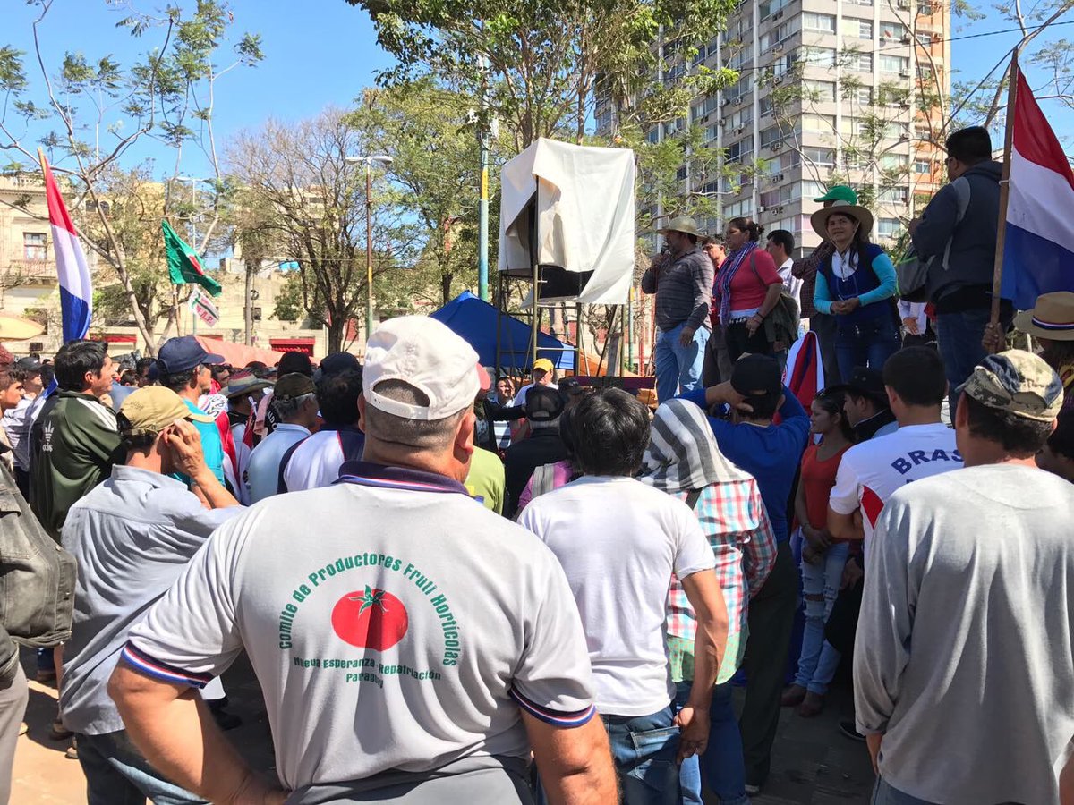 cigarrapy's tweet photo. Cierran el #DesfilePatriota esperando que el jueves el Senado rechace el veto de Horacio Cartes. Aumentan la organización y agradecen apoyo. https://t.co/4aSk1ceFoi