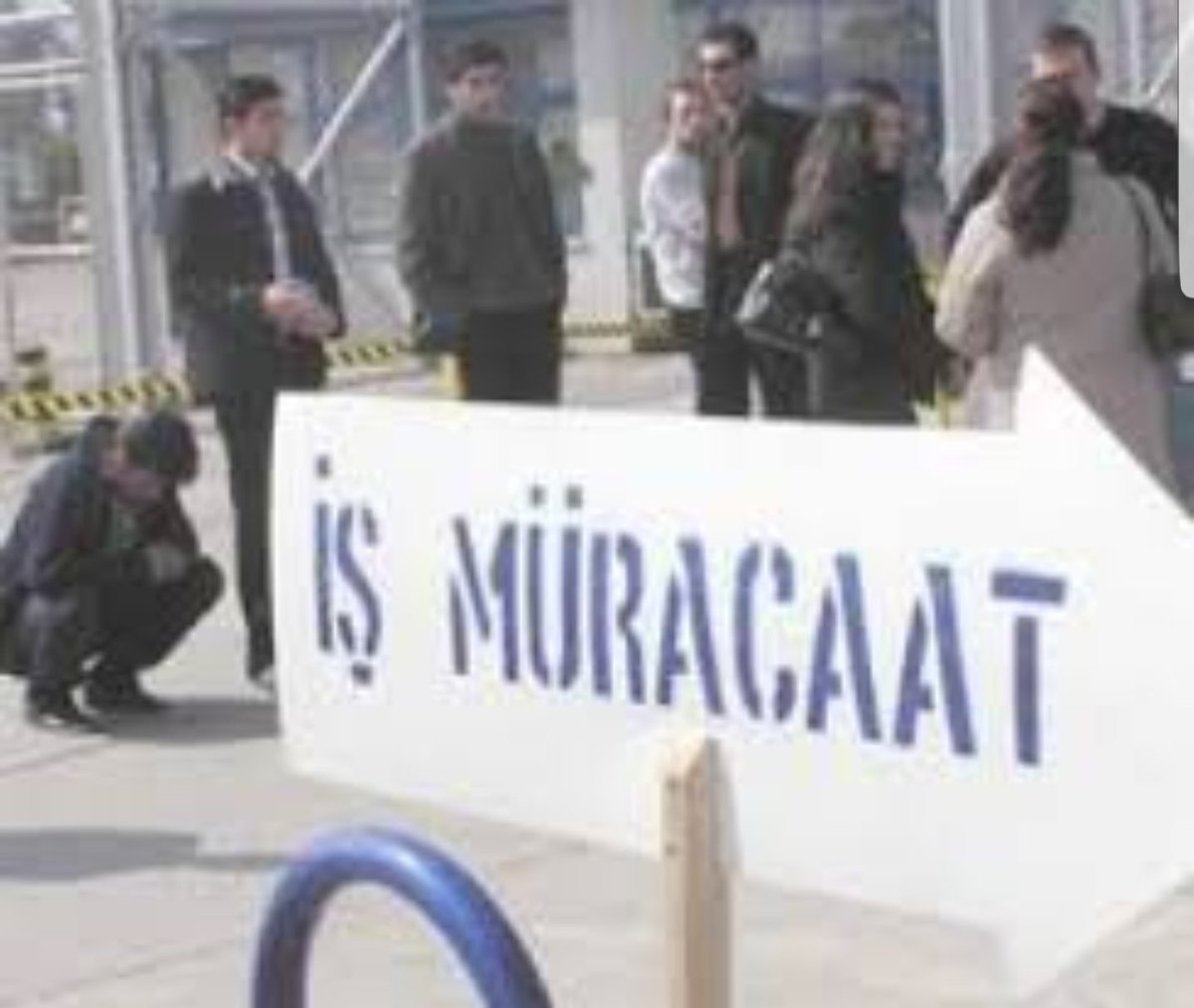 isgdanisma's tweet photo. Tüik işsizlik rakamlarıni açıkladı. Geçen seneye göre işsizlik 0,8 oran artarak 3 milyon 225 bin kişi oldu. Yani her beş gençten biri işsiz. https://t.co/aEsofasTzS