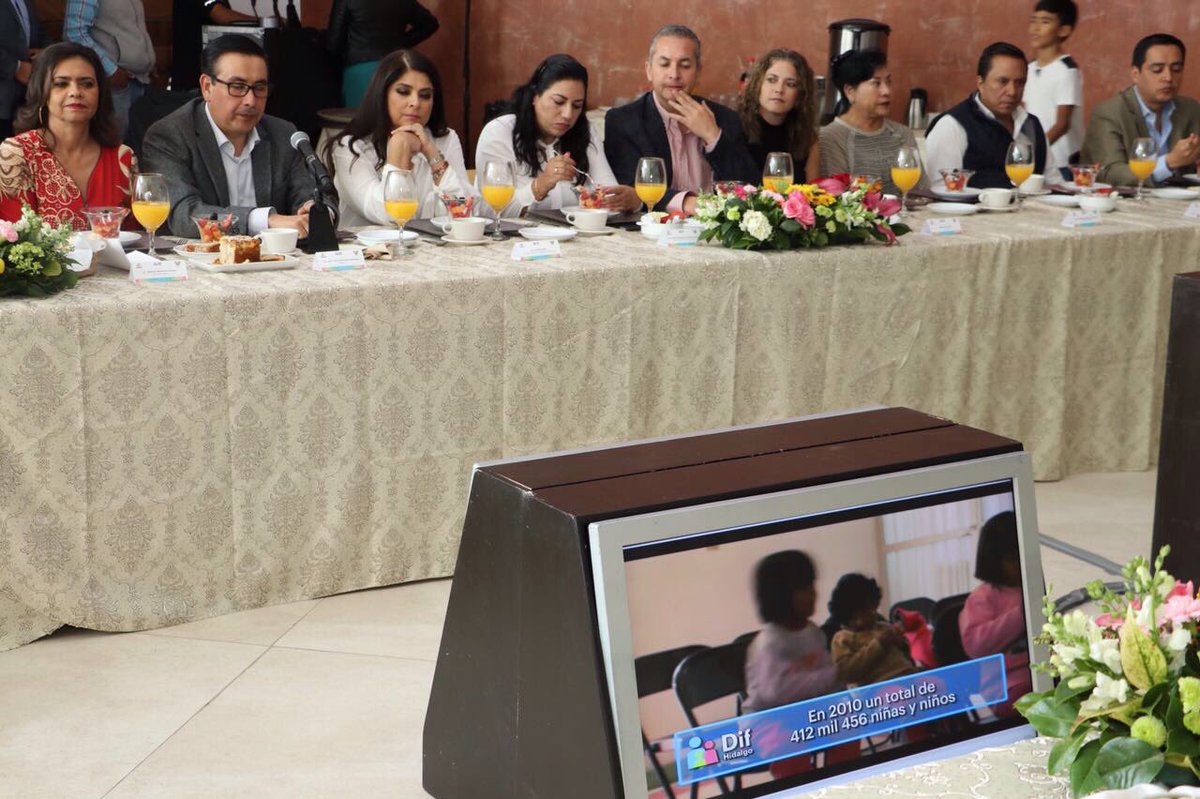 difhgo's tweet photo. Encabeza presidenta del Patronato @victoriaruffo31 reunión con empresarios a fin de conjuntar esfuerzos para remodelación de Casa del Niño https://t.co/e1beqU7bsf