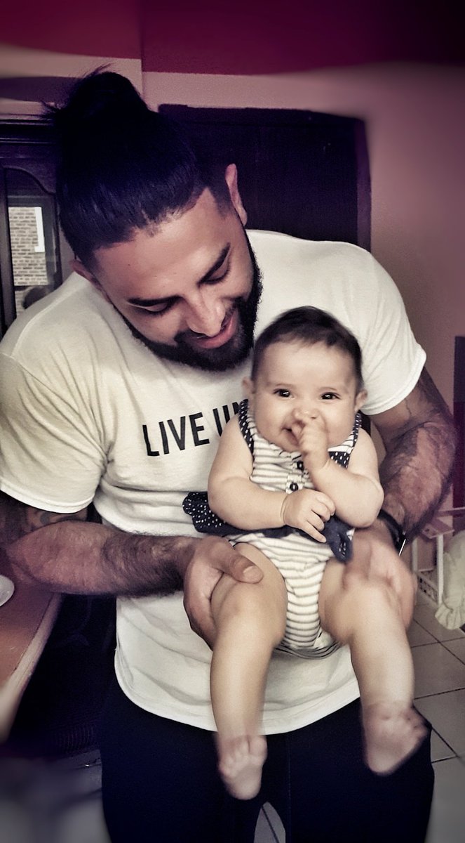 Axel_smith's tweet photo. Whenever i get hit with baby fever i visit my nieces..
.
. #favoriteuncle #axelsmith #family #lunabelle #chunky #baby #manbun #beard https://t.co/82fP6tZpKg