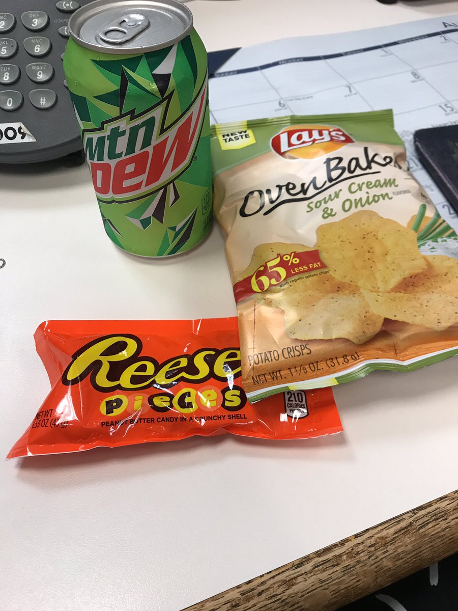 shawneford's tweet photo. Vending machine lunch. Super healthy. π Everyone else gets pizza. #vegproblems https://t.co/G2d8hLH4xK