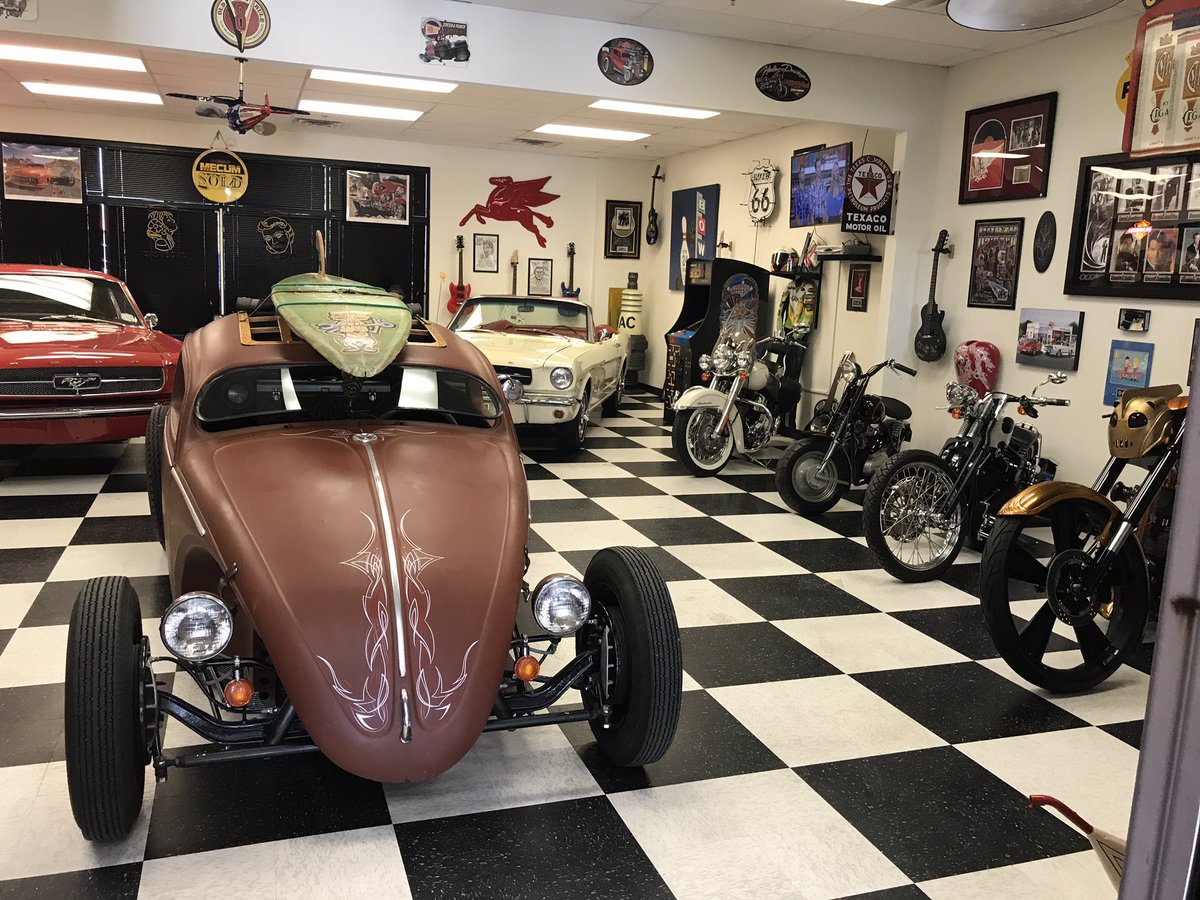 1stCCP's tweet photo. We rearranged the shop! What do ya think?  #TuesdayMotivation #Shoptalk #awesomebaby #fcc #fcp #phoenix #customs #classiccars #Memorabilia https://t.co/hDOcatsGxw
