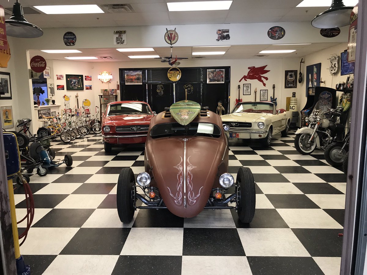1stCCP's tweet photo. We rearranged the shop! What do ya think?  #TuesdayMotivation #Shoptalk #awesomebaby #fcc #fcp #phoenix #customs #classiccars #Memorabilia https://t.co/hDOcatsGxw