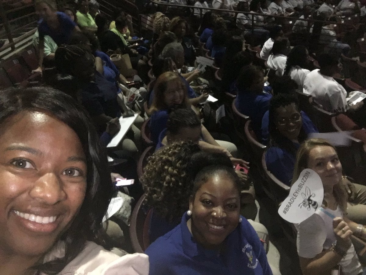BradleyBeehive's tweet photo. RichlandOne #R1Strong #R1Convocation @BradleyBeehive We are Ready! https://t.co/l9WmE2w80A