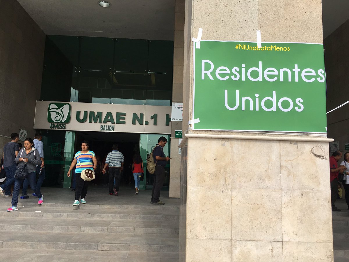 FernandoV_mx's tweet photo. Médicos residentes de @Tu_IMSSGto en #Le��n hacen huelga de brazos caídos.
Piden garantías para realizar su servicio social.

#NiUnaBataMenos https://t.co/gC9TTsHNhy