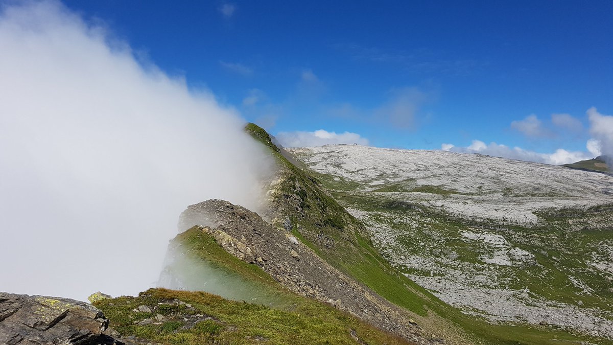 Quand les #montagnes retiennent les nuages... Sur la #breche du #derochoir . #fiz #samoens #passy #trail #decouverte #outdoor #giffre