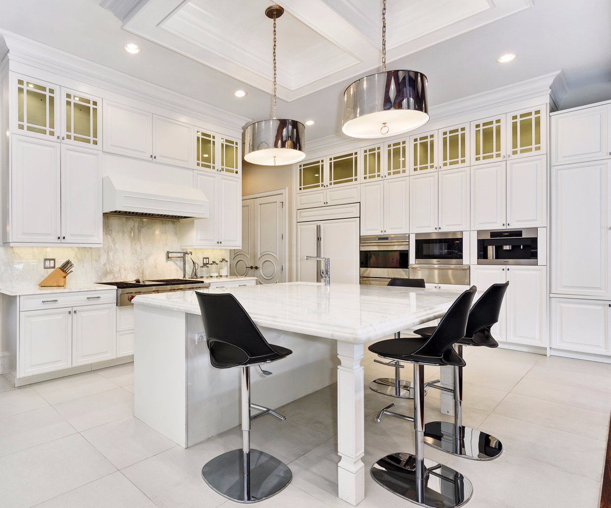 ESWChicago's tweet image. The 3639 N Wayne custom kitchen has everything: huge island w/breakfast bar, butler pantry, built-in desk, glass walled wine cellar, &amp;amp; more!