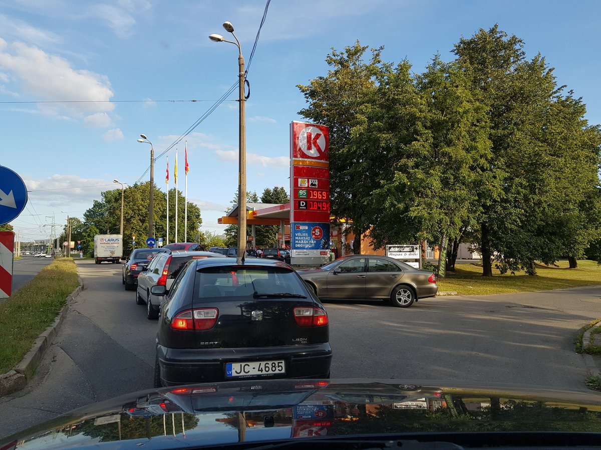 Raimonds_B's tweet photo. Mežciemā notiek degvielas cenu "karš" starp @NesteRuna un @CircleKLatvija https://t.co/TrS3MxsCDe