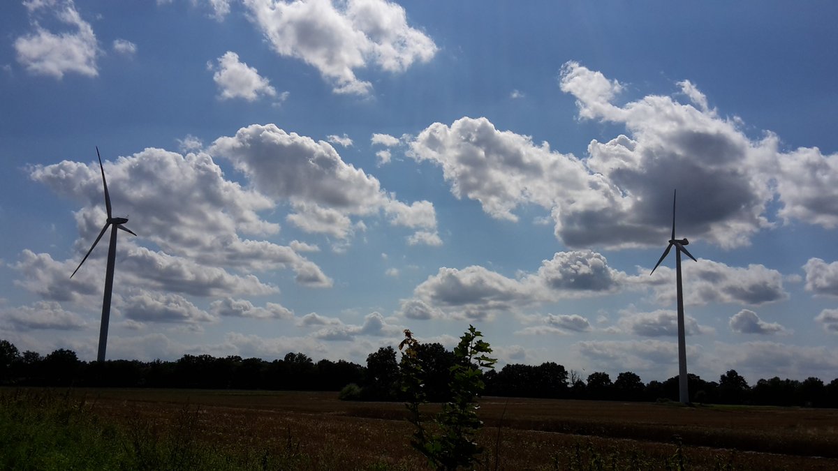 ✧ Mal ein Bild von meiner Strecke, wenn man Richtung Karwe und Kribbe radelt! ツ 🚲 ✌✧ #Unterwegs #Sonne #Wolkenspiel #super