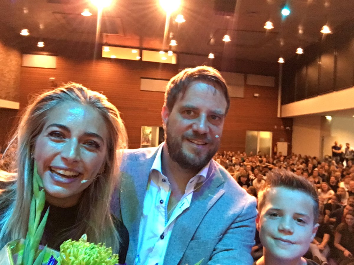 Patrick_ConSc's tweet photo. Mooie kennismaking met @HSLeidenNL voor nieuwe lichting studenten #hsleiden @ShellySterk (#topgastspreker) met gastrol Noah. #elcid2017 https://t.co/DSmCidK95m