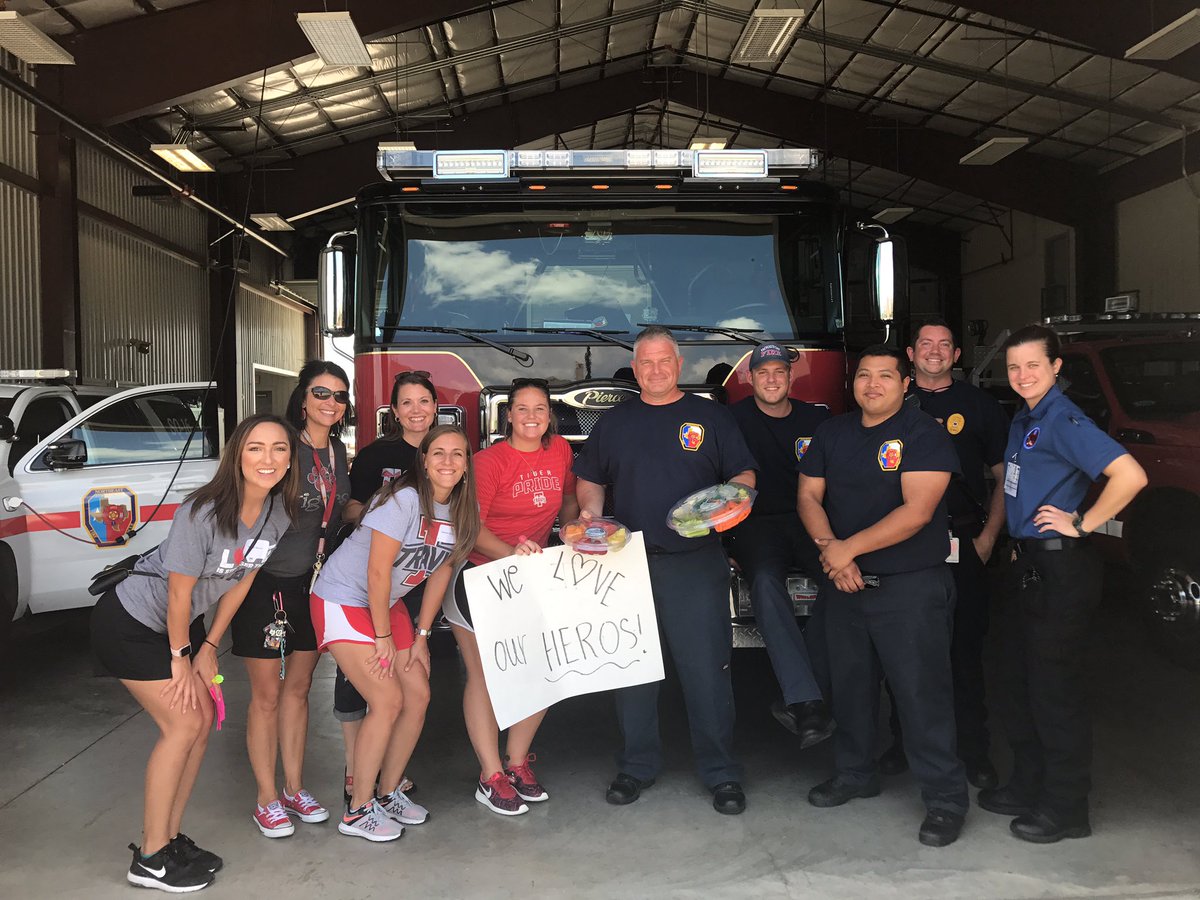 Coach_RKessler's tweet photo. #weloveOurHeros #thshunt https://t.co/7iqYg6CJOm