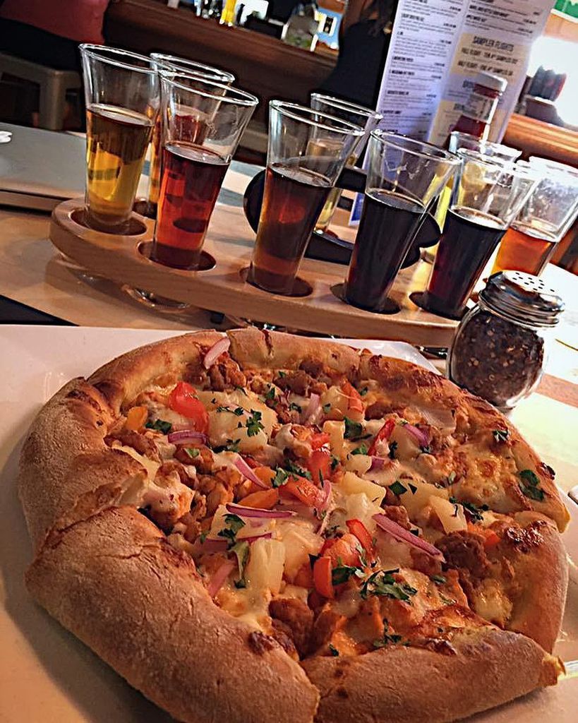 SixRiversBrew's tweet image. Who's hungry?
#iwantpizza #pizza #pizzaandbeer #morebeer #humboldtmade #sixriversbrewery #craftbeer #fullflight #s… ift.tt/2wNDdgA