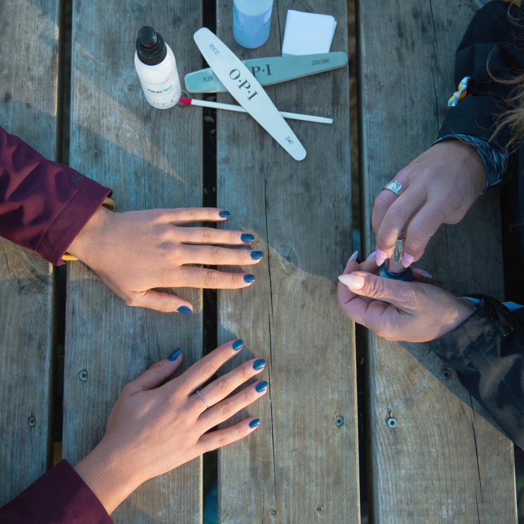 OPI_PRODUCTS's tweet image. Outdoor mani in the middle of the arctic? Why not! #OPIIceland. Shade: #LessIsNorse Shop here: opi.is/ehz666