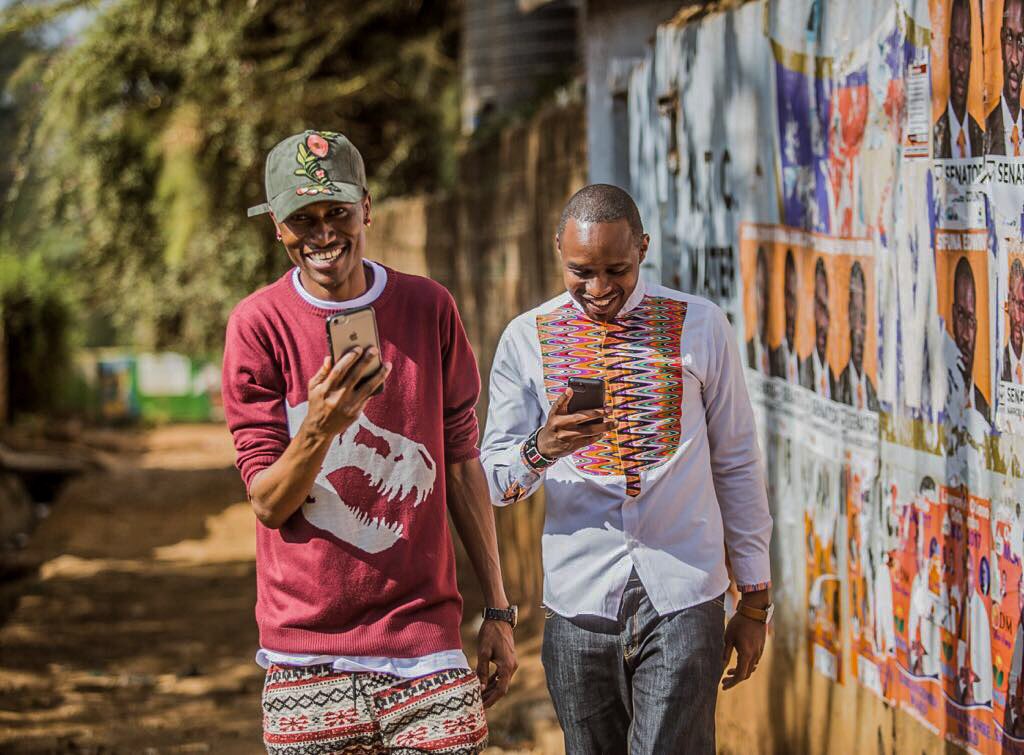 OCTOPIZZO's tweet photo. S/O to @bonifacemwangi for coming through to Kibera today &amp; showing solidarity ✊🏾
Highly appreciated.
2022 si mbali ntakua nafanya na IEBC😂 https://t.co/9KDsoKJSUn