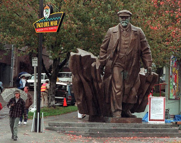 GuardAmerican's tweet photo. STATUE DESTRUCTION WATCH
Vladmir Lenin, Seattle, WA
Status: Still standing. https://t.co/mU8Jm1K3no