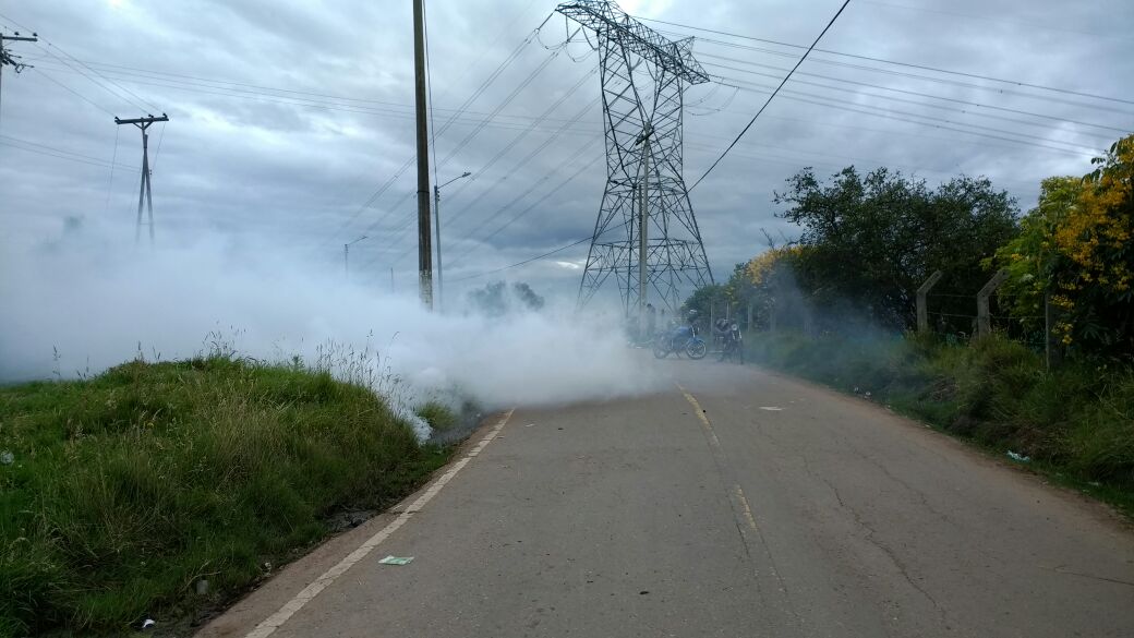 AlirioUribeMuoz's tweet photo. Protesta del Mochuelo; van 20 heridos y 7 detenidos no es posible que @EnriquePenalosa y @PoliciaColombia traten así la protesta legítima. https://t.co/KYeT4qlrMh