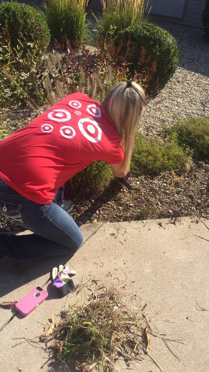 We out here helping the community 😊 #target #volunteering #t0891 <a href="/AndriaGreenwell/">Andi Greenwell</a> <a href="/ambock2003/">Amanda Bockelman</a>