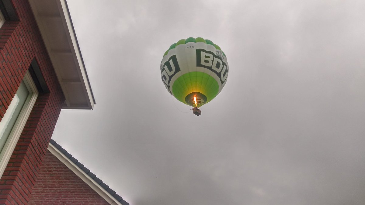 keesdewitte's tweet photo. Een balonnetje .... @elstgld #westeraam #laagvliegers https://t.co/n5bGOGntQb