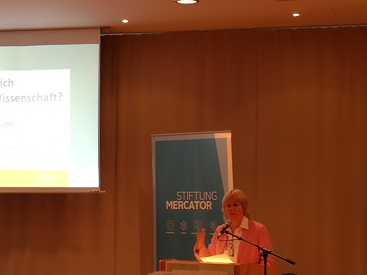 KSoederblom's tweet photo. “Wissenschaft ist dann besonders gut, wenn sie nicht liefert, was bestellt wurde.“ Krista Sagert #SumS2017 #enough @MercatorDE https://t.co/2P3CP7pMmC