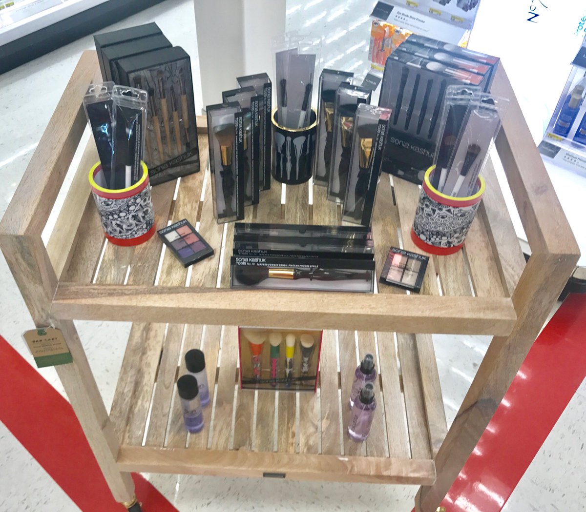 New display for beauty, bringing attention to our #Sonia brushes #1484 #BeautyTeam <a href="/JenniferBlum13/">Jennifer Blumhoefer</a> <a href="/JenieBrisson/">Jenie Brisson</a> <a href="/StephHelvie/">Steph</a> <a href="/robospack/">Rob Ruetten</a>