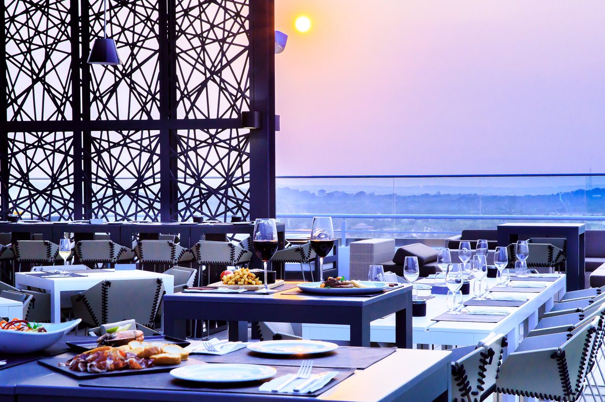 _ThisisAccra's tweet photo. Perfect sunset vibes in the city! 🥂🍴🌆 Dinner at Skybar 25 || #ThisIsAccra https://t.co/qUXNaqffm5