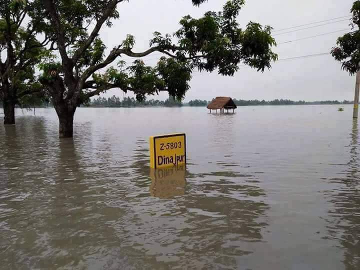 সোজা বাংলা ভাষায় বললে দিনাজপুর সমুদ্রপৃষ্ঠ থেকে ১২ তলা বিল্ডিং সমান উঁচু
এখন অবস্থা স্বচক্ষে দেখেন।
বাসায় ফিরবো কিভাবে টেনশনে আছি...😖