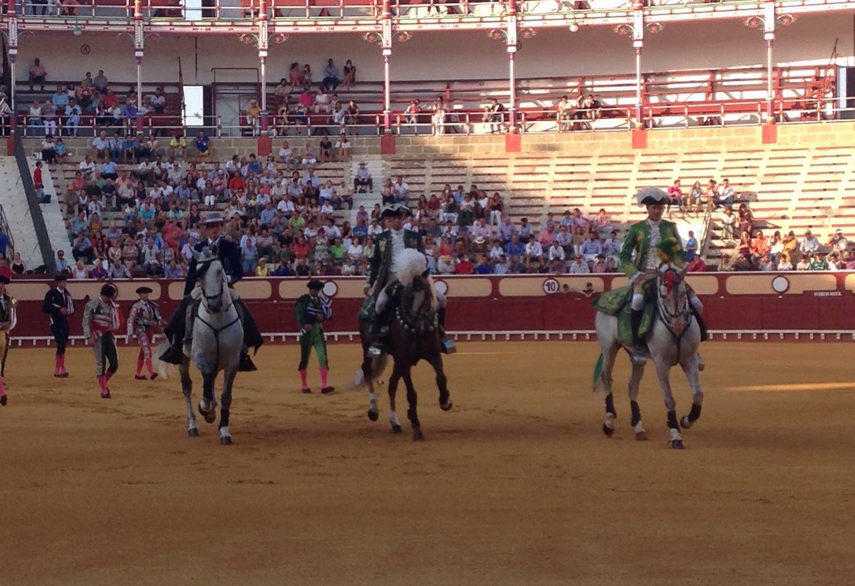 Comienza la corrida en <a href="/plazaelpuerto/">PlazaToros El Puerto</a>. Toros de DIAS COUTINHO y BENITEZ CUBERO para JOAO TÉLLEZ, PÉREZ LANGA y MIGUEL MOURA