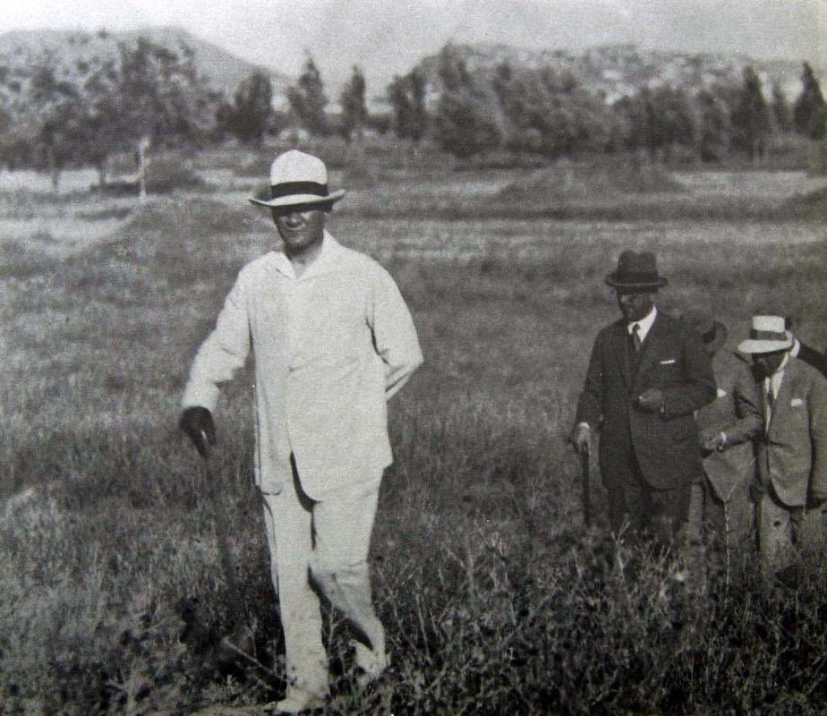 Büyük Atatürk'ün talimatı ile kurulan ve Türk tarımına öncülük eden çiftlik hiç kimseye satılamaz!
#AtatürkOrmanÇiftliğindenElleriniÇek