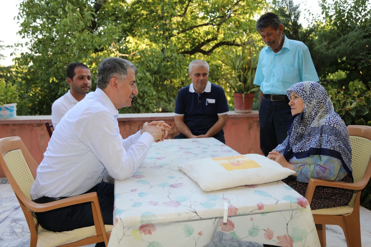 23YANILMAZ's tweet photo. Bizim Elazığ ve  Elaziğ'a  olan sevdamız tıpkı ulu çınarın ömrü gibi... Kökü derinlerde ve mazide, dalları gelecekte ve atide.... https://t.co/oOEpoPsIcW