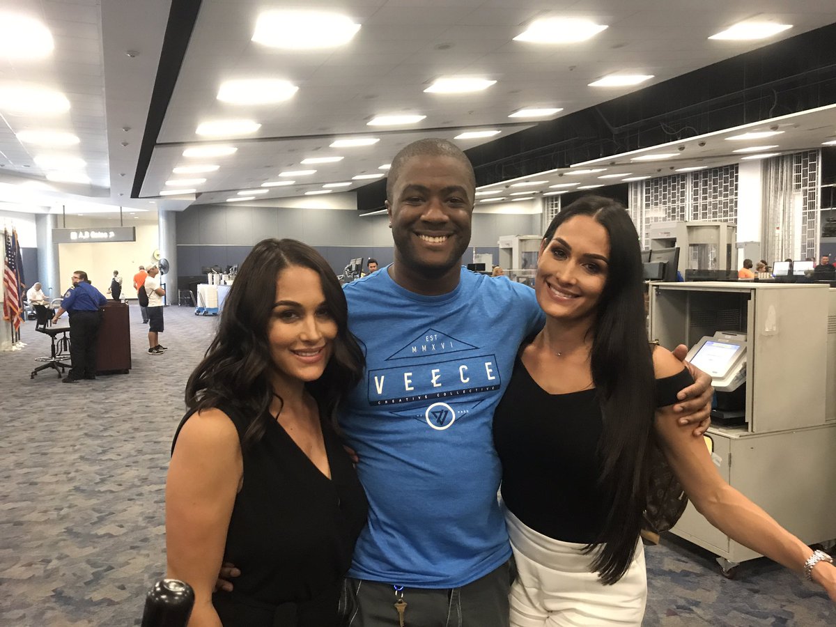 MyBootYourAss's tweet photo. I got the chance to meet @BellaTwins, making it the perfect ending to my bday. Thank you for being so nice and taking time for this picture! https://t.co/LzfnDZkMSP