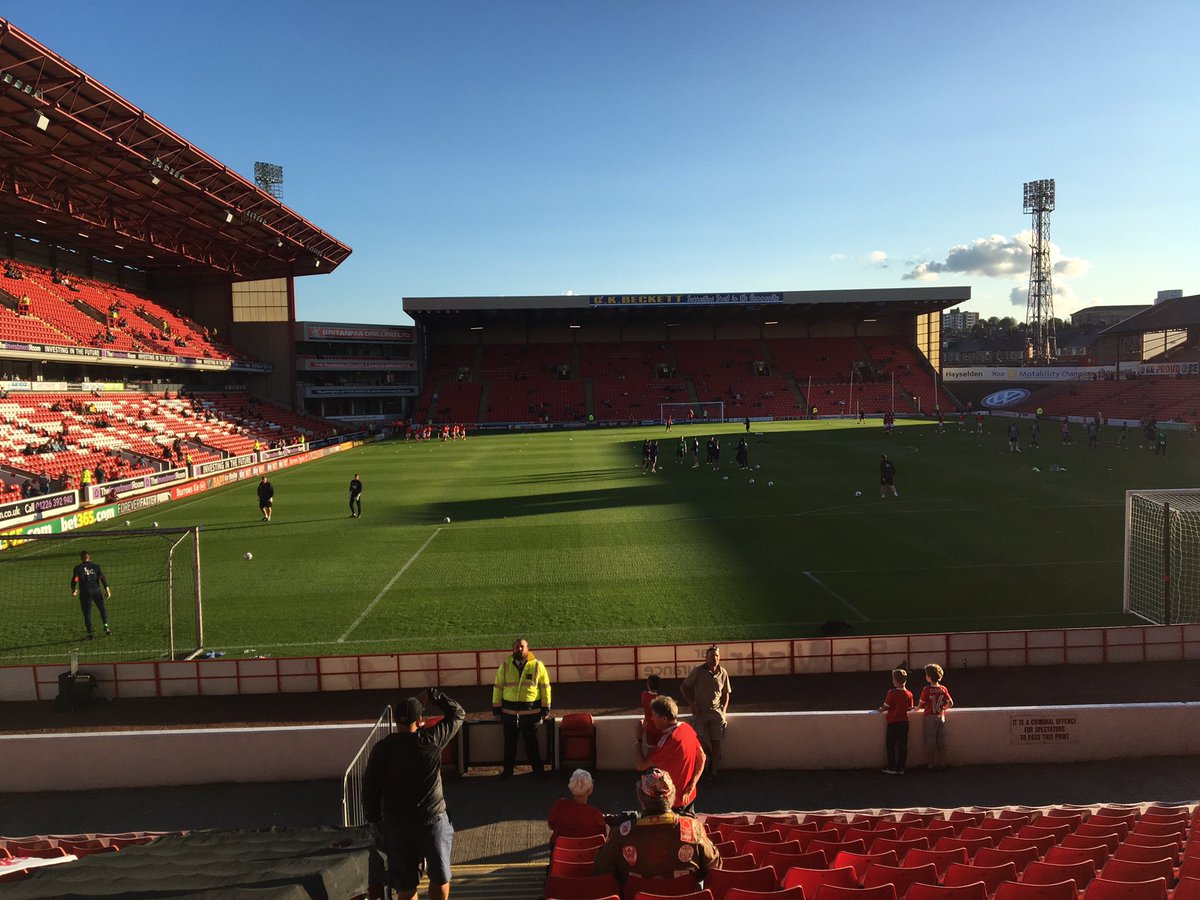 bown_chris's tweet photo. Barnsley v Forest... Nice night for another win...Come On You Reds!!! https://t.co/ERP4FY2zEV