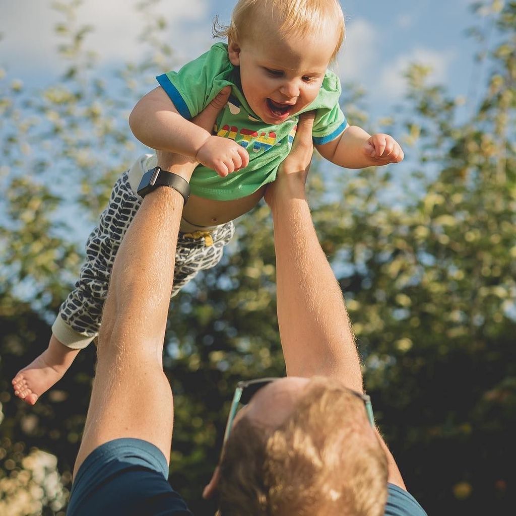 BakeandBaby's tweet photo. Flying baby!! #lovehim #babyboy #flyingbaby #sunshine #gardenfun #besttimeoftheday #son #daddy https://t.co/LI45Mc2O8D https://t.co/uu30fr2C0s