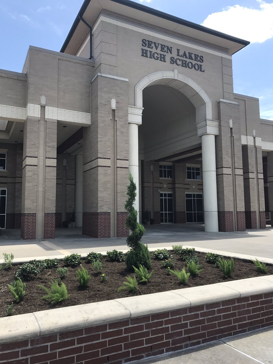 Ted_Vierling's tweet photo. New school year... new plants... Going to be a GREAT year!! Thanks @SevenLakesPTSA for the foliage upgrade! https://t.co/rk4ZNgn49j