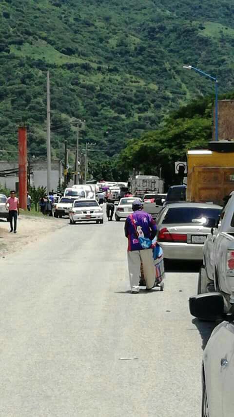 Bloqueo sobre carretera #Motozintla #MazapadeMadero a la altura  del #Mojón #Chiapas y de nuevo automovilistas son los únicos afectados