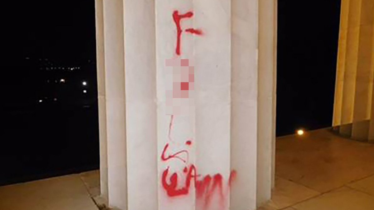 #BREAKING Lincoln Memorial in Washington defaced with red paint graffiti bit.ly/2uYTvAV?utm_me… https://t.co/Hlh2VzM6Ui