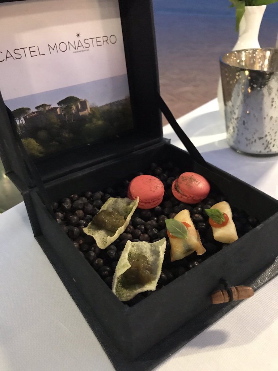 NiceDix's tweet photo. Du bon temps du côté de Sienne. Merci chef @GordonRamsay ! #Italy #CastelMonastero https://t.co/RwBXf8RDD2