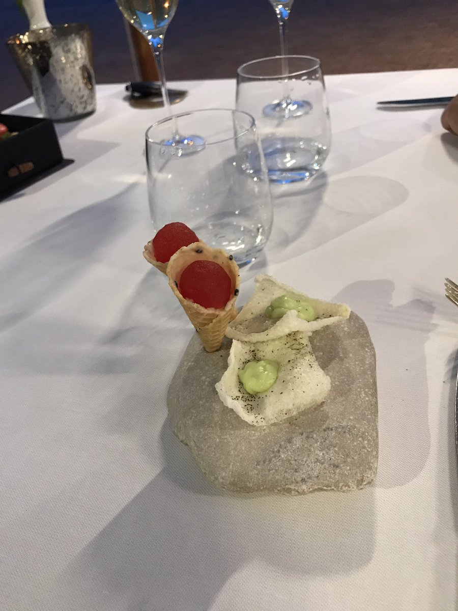 NiceDix's tweet photo. Du bon temps du côté de Sienne. Merci chef @GordonRamsay ! #Italy #CastelMonastero https://t.co/RwBXf8RDD2