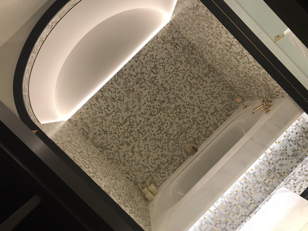 PALifeMag's tweet photo. Tour of the #10trinitysquare @FourSeasons #amazing #PALife https://t.co/p1XoAQe8kh