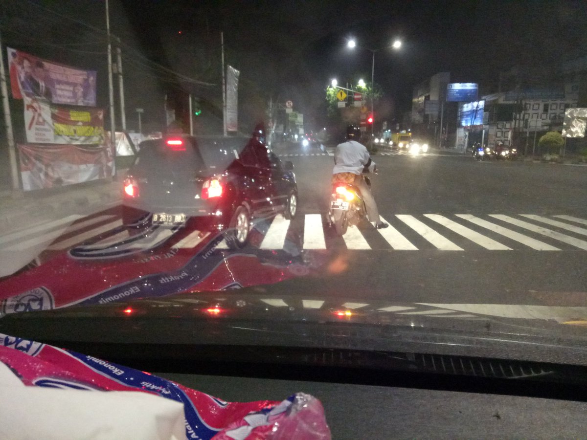 r361e's tweet photo. Demen banget org2 ini melanggar lalulintas...  @TMCPoldaMetro B2613boj https://t.co/YLWstTmIrR