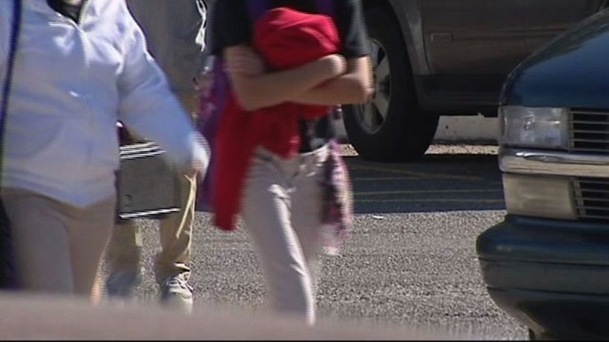 ksatnews's tweet photo. With start of school year, SAPD offers tips to help keep children safe https://t.co/DQoMzZqORU #KSATnews https://t.co/6BHczWybnl