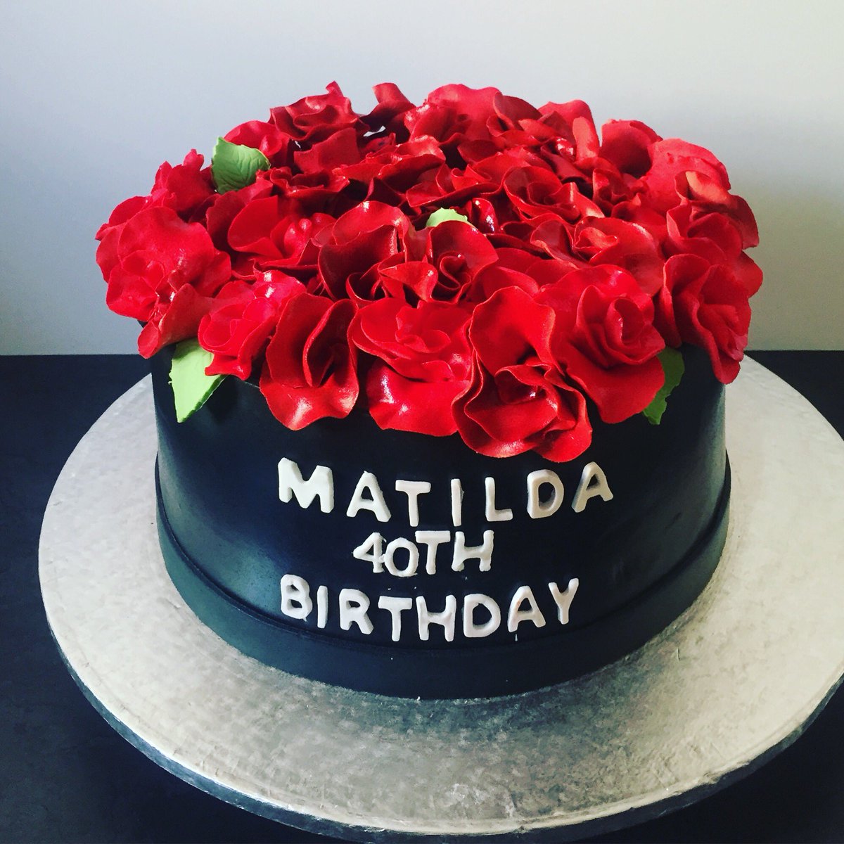 xolis_cakes's tweet photo. #bucketofroses #softicing #cakeart #cakedecorating #instaart https://t.co/p7kttoyhOp