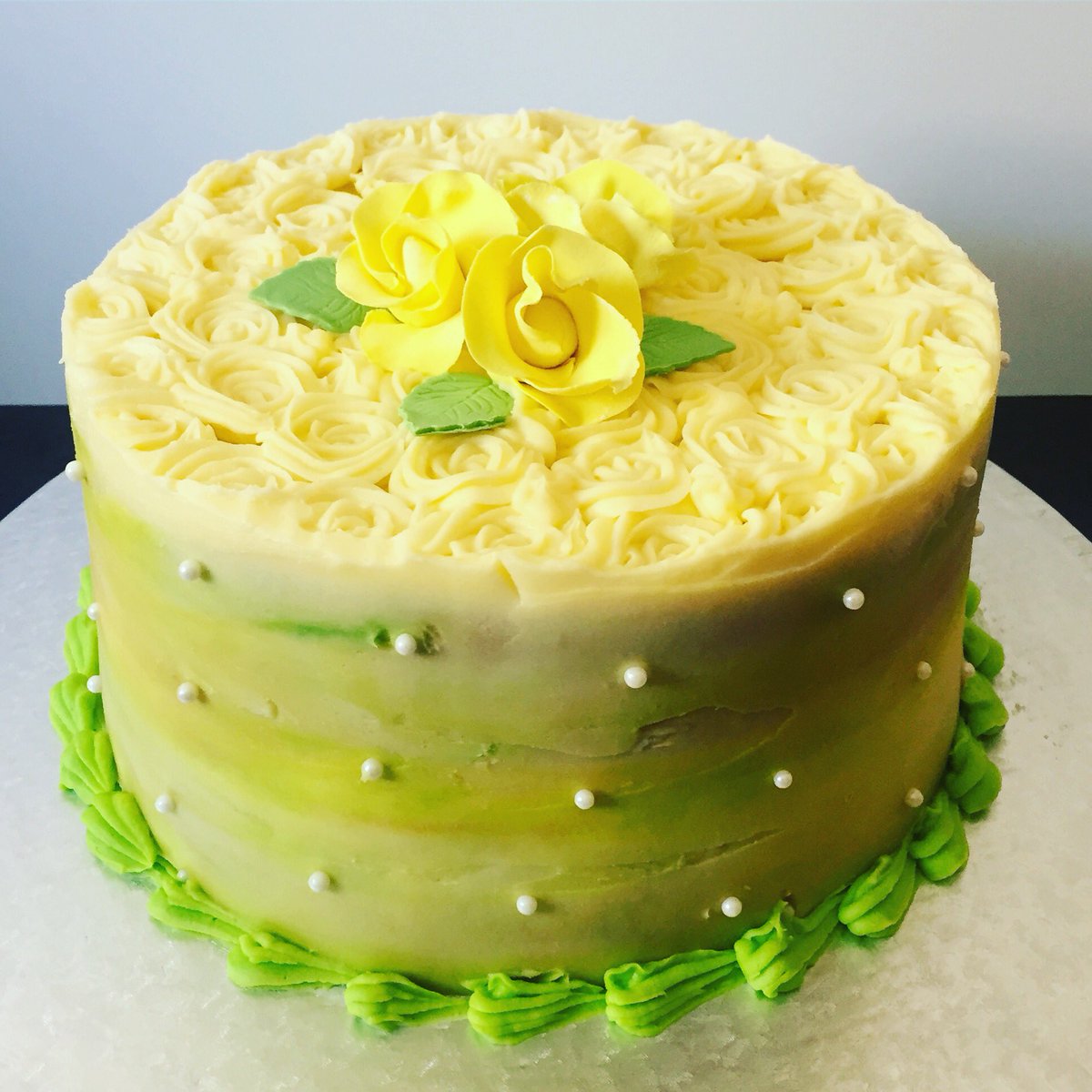 xolis_cakes's tweet photo. #bucketofroses #softicing #cakeart #cakedecorating #instaart https://t.co/p7kttoyhOp
