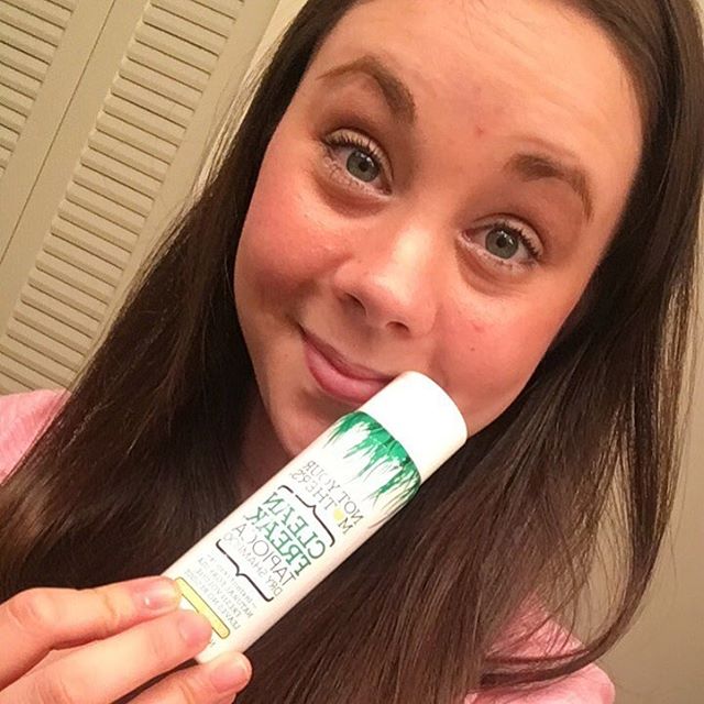 notyourmothers's tweet photo. On days I don't want to water wash my hair, Not your Mother's dry shampoo to the rescue!! #CleanFreakTapioca π·: @mcsavvyy https://t.co/q2hmkx6juU