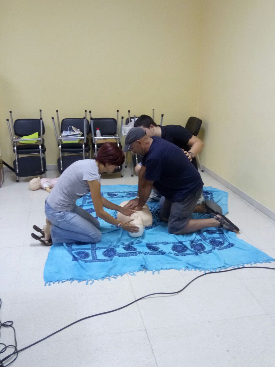 Rivas4286's tweet photo. Curso de #RCPDESA en #CuencadeCampos .Gracias a todos por vuestra presencia, mención especial a @DYACantabria  por el préstamo de maniquíes. https://t.co/YD8HJLThhX