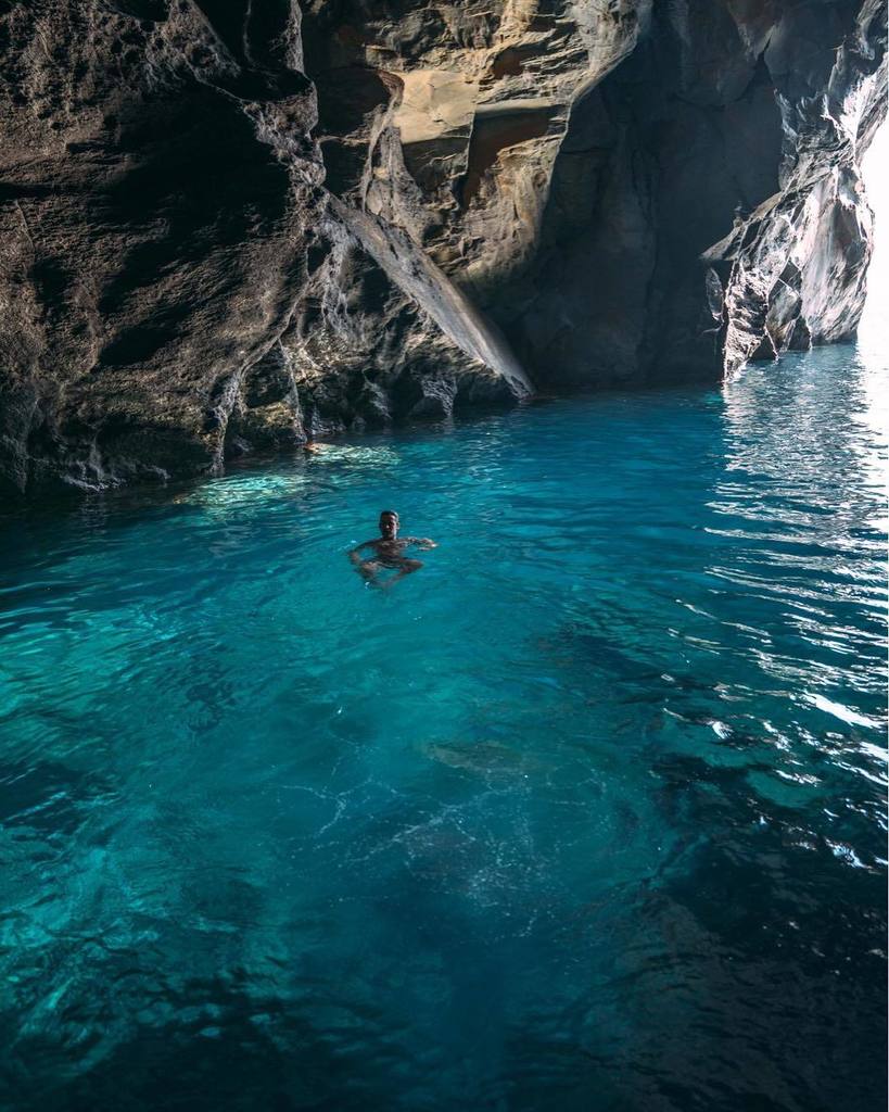 MarcoValmarana's tweet photo. Le ferie son già finite ma mi piace ricordarmi così: alla scoperta delle splendide grotte di #Vulcano 🌊🏊🏼🌋 #IsoleE… https://t.co/jwFlXV2xbU https://t.co/7ifwj3E0kr