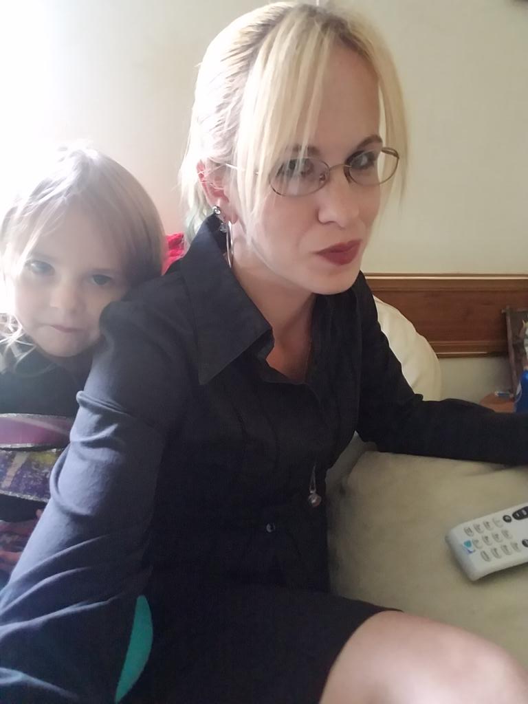 NikkiH2580's tweet photo. When you're a waitress by night and mom by day .... welcome to the "inbetween" time of getting ready and about to drop the kids off. Lol. https://t.co/6dAMZcQHWl
