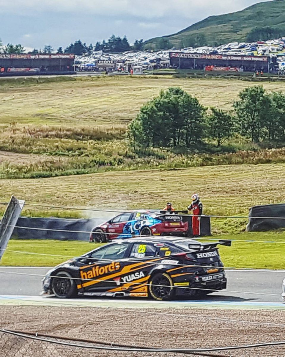 wheelnutblog's tweet photo. Jack Goff looks on at his stricken car as Matt Neal zips past #BTCC #Knockhill https://t.co/1R6MvUZqJS