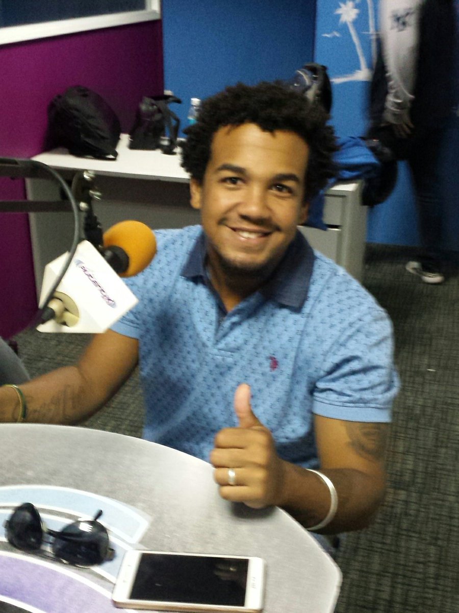 TiburonDeportes's tweet photo. En los estudios del Circuito Deportes Tiburón, el destacado pelotero Varguense @Cafesito7 de los @tiburones_net. #DT15AñosconVargas https://t.co/xTkw5umM4W