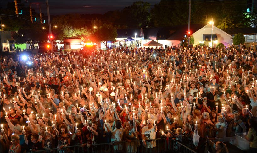ElvisPresley's tweet photo. Watch the 2017 Candlelight Vigil, live from @VisitGraceland, tonight starting at 9 pm ET/8 pm CT. https://t.co/zSUW1fSGv3 https://t.co/m69fzl3Ta2