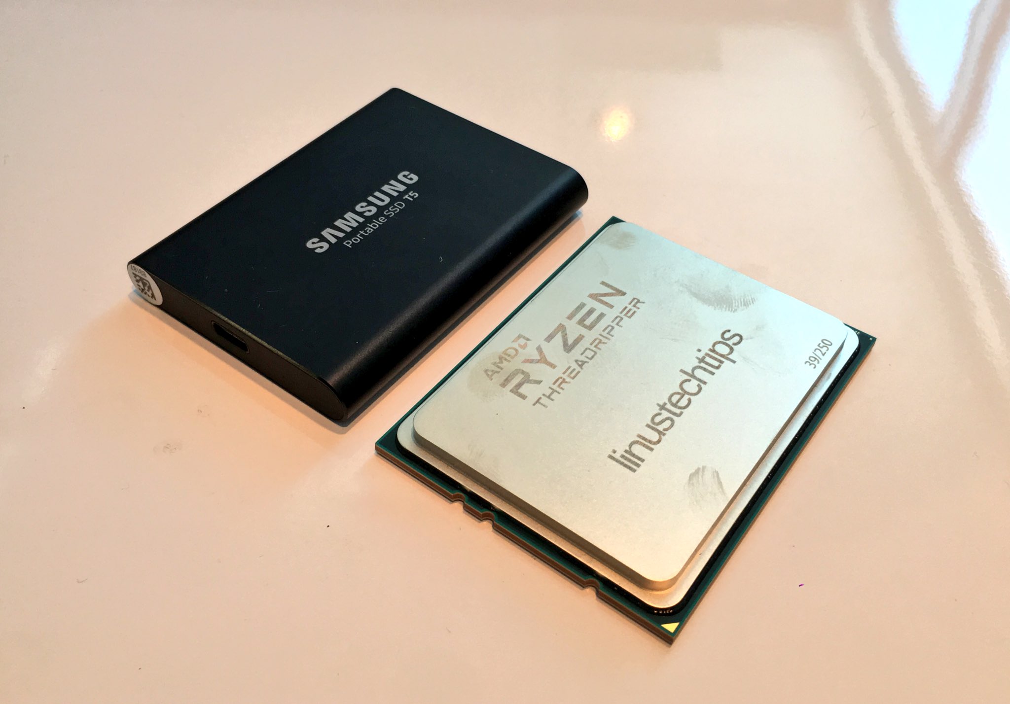 Linus Tech Tips Twitterissä: "The new 1TB SSD from @Samsung, threadripper for reference. https://t.co/MaJpXdM0Oa"